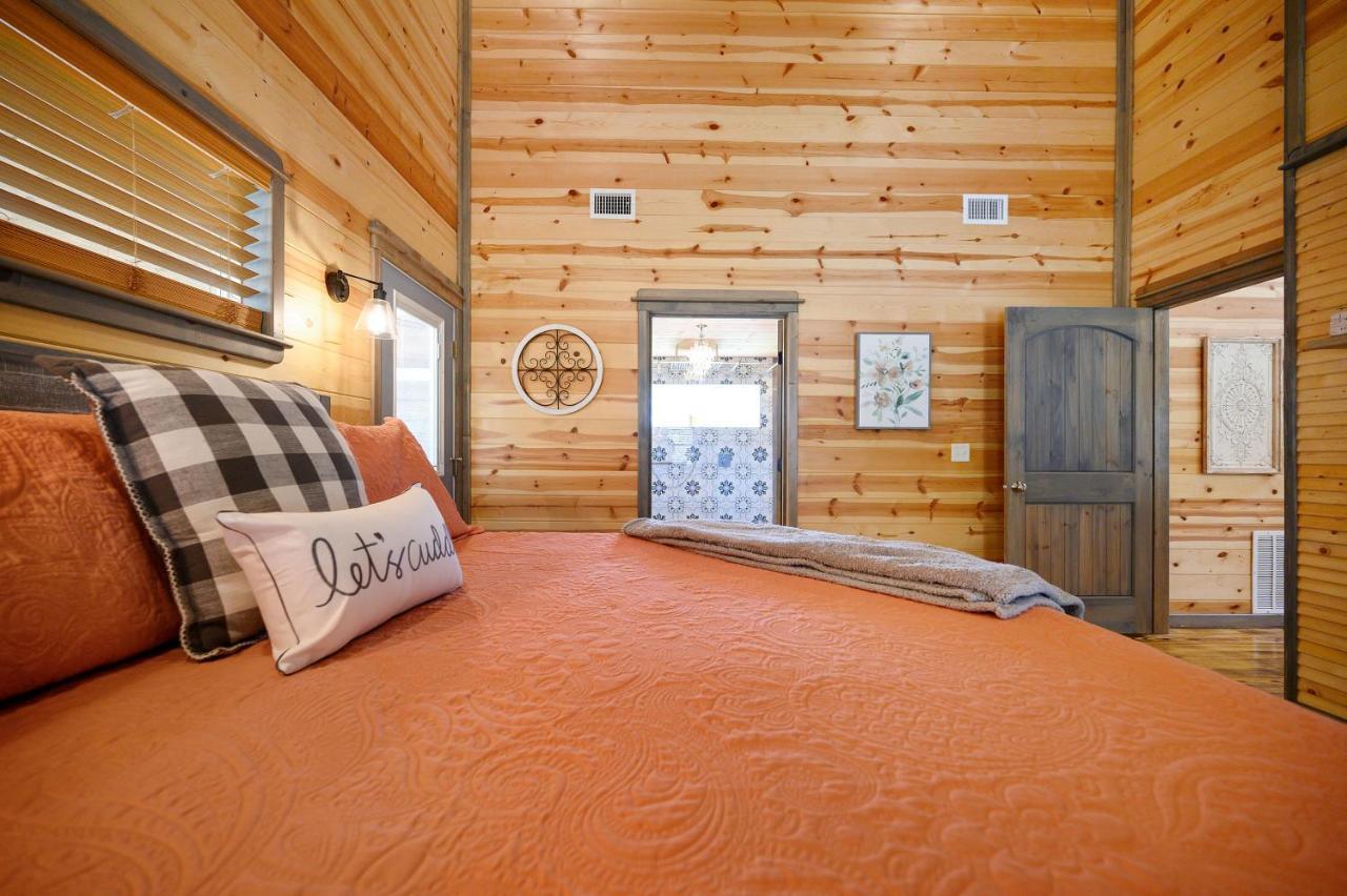 Convenient Romantic Hot Tub Bbq 3-Night Special! Broken Bow Bagian luar foto