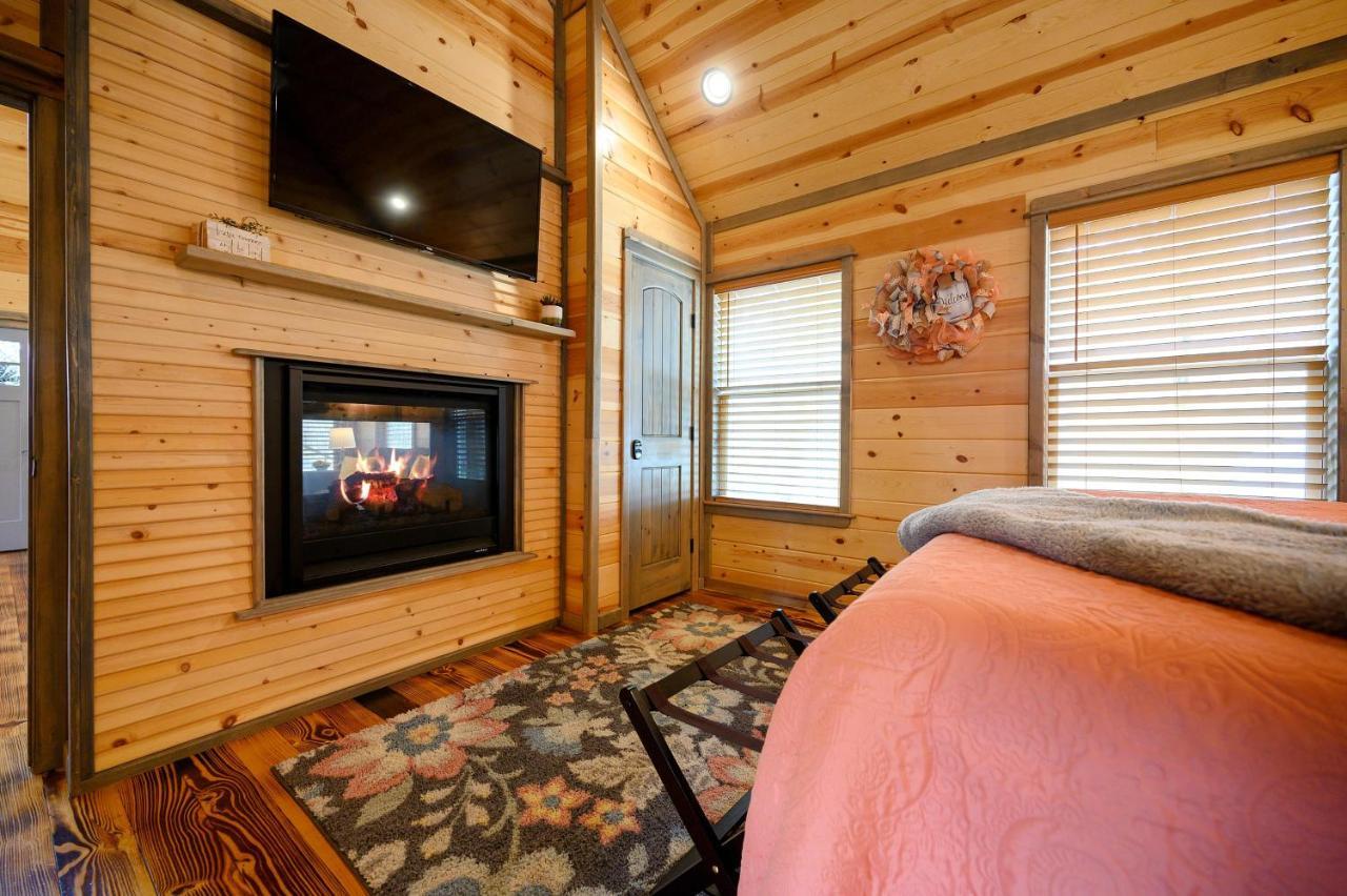 Convenient Romantic Hot Tub Bbq 3-Night Special! Broken Bow Bagian luar foto