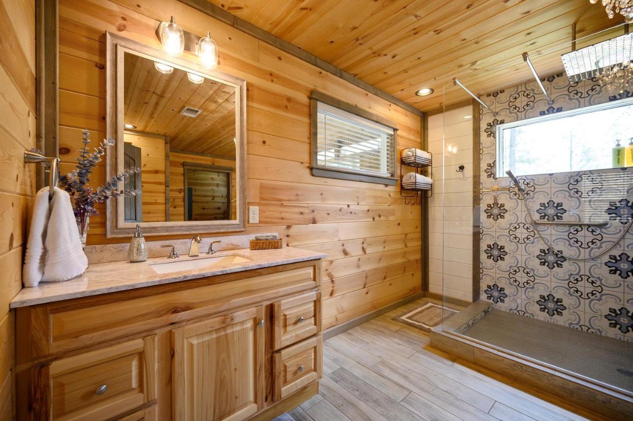 Convenient Romantic Hot Tub Bbq 3-Night Special! Broken Bow Bagian luar foto